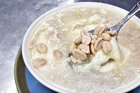 ナビ友(台湾人)が「綠豆湯(緑豆スープ)」と迷いに迷って、最終的に注文したのは「花生豆花(55元)」。やっぱりここのピーナッツがおいしいんだよ！と一口も分けてくれず、あっという間に完食……。食べたかった……。