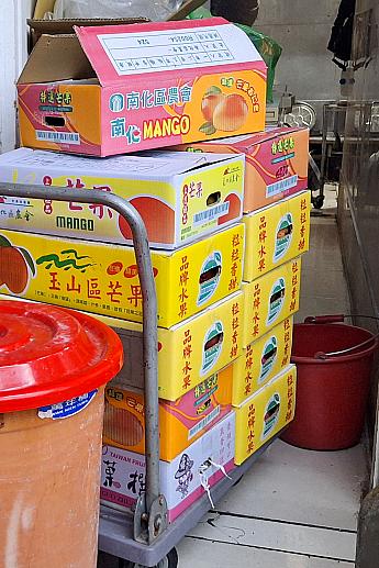 ナビが注文したのは「芒果牛奶冰(160元)」。受け取る時に、最近の南部の大雨の関係もあって、仕入れているマンゴーの甘みが少ないのに、仕入れ値が高くて泣きそうと教えてくれました。