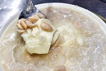 ナビ友(台湾人)が「綠豆湯(緑豆スープ)」と迷いに迷って、最終的に注文したのは「花生豆花(55元)」。やっぱりここのピーナッツがおいしいんだよ！と一口も分けてくれず、あっという間に完食……。食べたかった……。