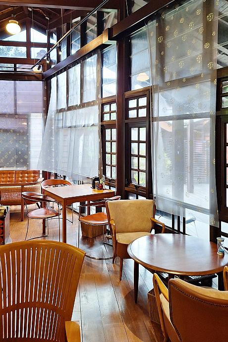 そして、店の片隅にはサロンも。<br>お買い物前に茶藝館でのお茶タイムをぜひ楽しんで！ショップオリジナルの茶器を使った工夫茶スタイルで台湾茶や中国茶が味わえます。淹れ方はスタッフが教えてくれますよ。レトロな雰囲気の中お茶するのもいい感じ～♪