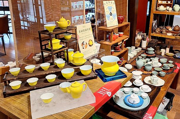 ほかに、繊細な絵柄や鮮やかな色彩が美しい陶器の茶器も。陶磁器の里として有名な中国・景徳鎮にも拠点を持ち、成形から焼き上げ、絵付け……と職人たちが1つ1つ手作業で仕上げています。