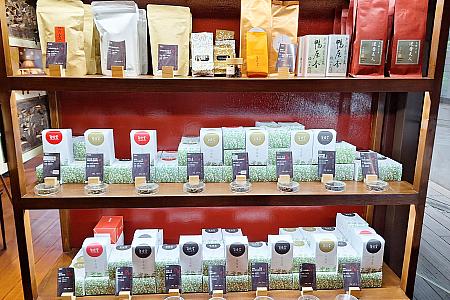 茶葉も豊富に並びます。<br>凍頂ウーロン茶・木柵鉄観音茶・梨山高山茶・東方美人茶……良質な各種台湾茶だけでなく、プーアル茶をはじめとした中国産の茶葉も数多く扱います。