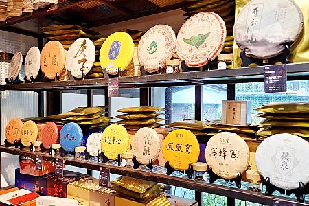 茶葉も豊富に並びます。<br>凍頂ウーロン茶・木柵鉄観音茶・梨山高山茶・東方美人茶……良質な各種台湾茶だけでなく、プーアル茶をはじめとした中国産の茶葉も数多く扱います。