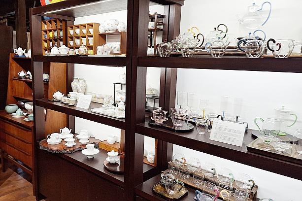 「自慢堂」の人気はオリジナルの茶器。<br>とりわけ2002年から生産を開始したガラス製の茶器は高い評価を得ています。ガラスの透明度をピュア×クリアカラーのコンビネーションで表現していてとっても素敵♡