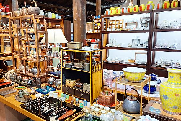 茶藝館でお茶をして気に入った茶器や茶葉があったら、お隣のショップでお土産探しはいかがですか？「自慢茶館」はそんな多彩な楽しみ方ができるショップ＆ティーサロンなのでした。