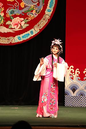 金牡丹に変身した鯉の精