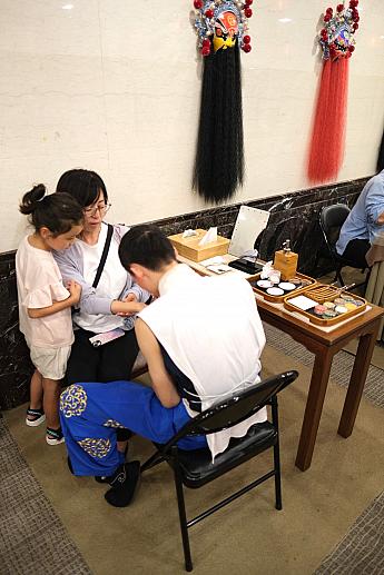 さらに、役者さんたちのお化粧が気になったら、自分もお化粧をしてもらうことができちゃいます。顔はちょっと恥ずかしい！という人は、手に描いてもらうこともできますよ～