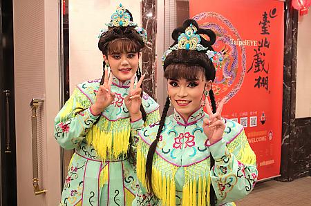 なんと、ホワイエで先ほどまで舞台に立っていた役者さんたちがお見送りをしてくれます！写真撮影にも気さくに応えてくれて、最後まで楽しすぎます！