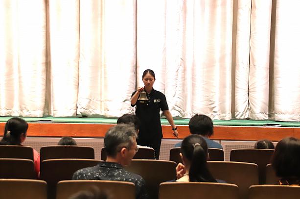 ホワイエで遊びまくっていたらあっという間に開演時間に！スタッフさんの鐘の音で台湾オペラ、歌仔戲の始まりです…！