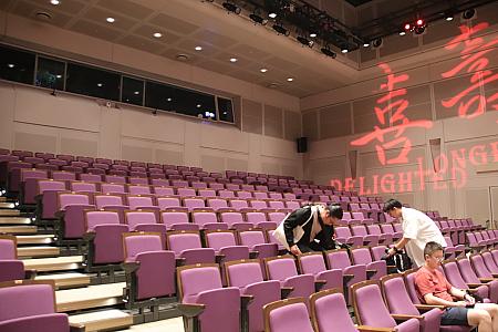 劇場内は自由席なので、まずは座席の確保を。劇場内は、飲食、喫煙、動画撮影は禁止ですが、写真撮影はOKです◎ただし、フラッシュ撮影は禁止なので注意してください。