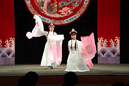 歌仔戲は1920年頃、台湾の宜蘭で誕生したといわれている台湾の伝統芸能です。セリフや歌には閩南語(台湾語)が使われており、シンプルで分かりやすい演目が多いのが特徴だそう。