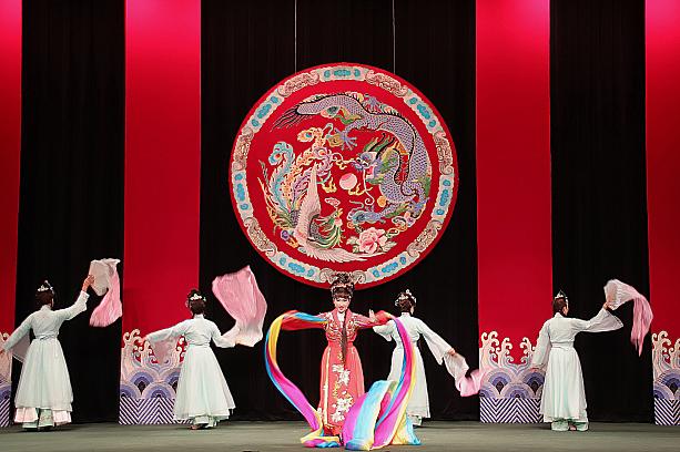 今回の演目「魚美人」は、人間である張珍に恋をした鯉の精が、張珍の許嫁の娘・金牡丹の姿に変身し恋を成就させるというラブストーリー。
