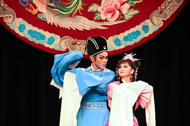 台北ナビでも取り扱っている「台北戲棚(タイペイ・アイ)」。普段の演目は京劇が中心ですが、2025年7月16日～8月16日の期間中は、台湾オペラといわれる、歌仔戲を観られます！今回の演目は「魚美人」という鯉の精と人間のラブストーリー♡<br>演目は随時変更されるので、現在上演中の演目はホームページや各SNSから確認できます。