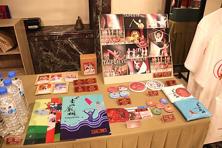 お土産売り場には関連グッズがたくさん！カラフルでかわいい雑貨がたくさん並んでいました。