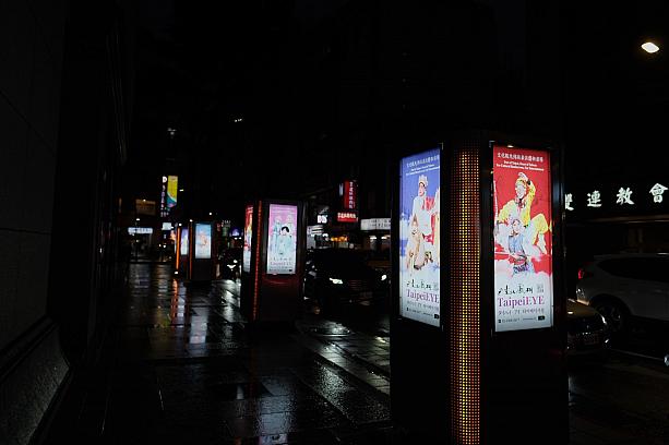 近くに行くとポスターがたくさん並んでいるので分かりやすいですよ～