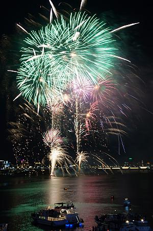 【台北イベント】「2025大稻埕夏日節(台北サマーフェスティバル)」花火大会日時・おすすめ鑑賞スポット・アクセスを総まとめ！ 大稻埕夏日節 台北サマーフェスティバル 花火 迪化街 大稻埕 台湾イベント 台北イベント 花火打ち上げアクセス