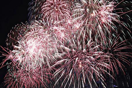 大稻埕碼頭貨櫃市集(PIER5 大稻埕埠頭コンテナマーケット)付近からの花火はこんな風に見えます