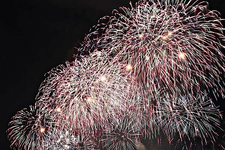 大稻埕碼頭貨櫃市集(PIER5 大稻埕埠頭コンテナマーケット)付近からの花火はこんな風に見えます