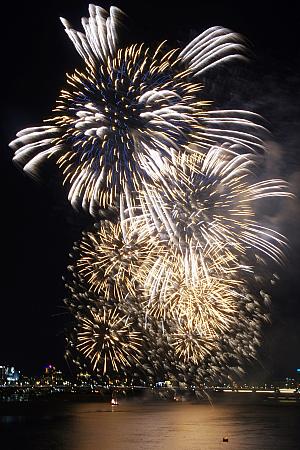 【台北イベント】「2025大稻埕夏日節(台北サマーフェスティバル)」花火大会日時・おすすめ鑑賞スポット・アクセスを総まとめ！ 大稻埕夏日節 台北サマーフェスティバル 花火 迪化街 大稻埕 台湾イベント 台北イベント 花火打ち上げアクセス