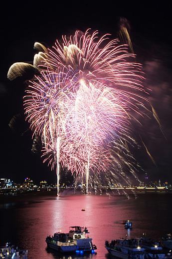 【台北イベント】「2025大稻埕夏日節(台北サマーフェスティバル)」花火大会日時・おすすめ鑑賞スポット・アクセスを総まとめ！ 大稻埕夏日節 台北サマーフェスティバル 花火 迪化街 大稻埕 台湾イベント 台北イベント 花火打ち上げアクセス
