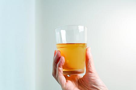 さて、お茶に話を戻しましょう。もう1つは、<b>老茶樹與台灣花香(古木と花茶)</b>で、こちらはジンジャーリリー・ジャスミン・シロコウギク、それに台湾固有のお茶の木・紫芽茶をブレンドしたスペシャルティーです。ひと口味わうだけで、花の香りと木の香りが幾重にも重なり、さまざまな風味が楽しめます。金木犀(キンモクセイ)ウーロン茶月餅・特製XO醤月餅との相性抜群です。