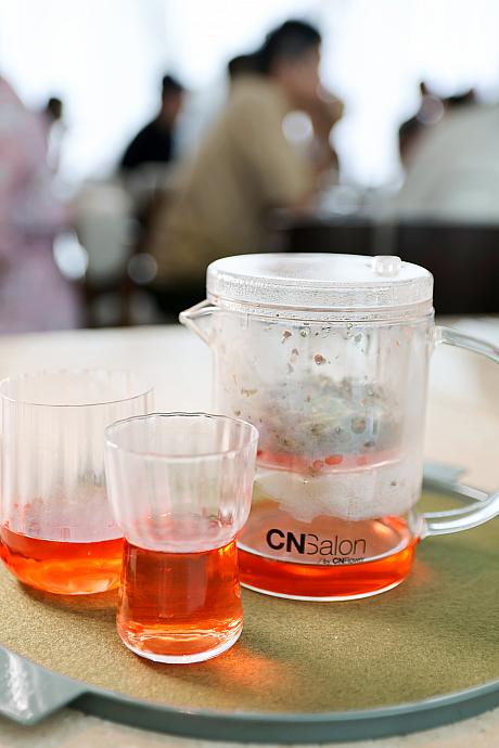 これらの月餅に合わせたいのが、「CNFlower」が手掛けるティーサロン「CNSalon」特製のハーブティーです。<b>紅寶石之光(ルビーの光)</b>は、このコラボ企画のために開発されたオリジナルティー。