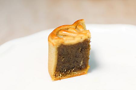 <b>桂花蜜烏龍茶</b><br><u>金木犀(キンモクセイ)ウーロン茶月餅</u><br>茶処・台湾の南投の山あいで栽培された高山烏龍茶と、金木犀の蜜を融合した2025年の新作月餅です。お茶の香りが口いっぱいに広がる幸せ～♡台湾らしさあふれる逸品です。