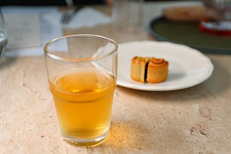 さて、お茶に話を戻しましょう。もう1つは、<b>老茶樹與台灣花香(古木と花茶)</b>で、こちらはジンジャーリリー・ジャスミン・シロコウギク、それに台湾固有のお茶の木・紫芽茶をブレンドしたスペシャルティーです。ひと口味わうだけで、花の香りと木の香りが幾重にも重なり、さまざまな風味が楽しめます。金木犀(キンモクセイ)ウーロン茶月餅・特製XO醤月餅との相性抜群です。
