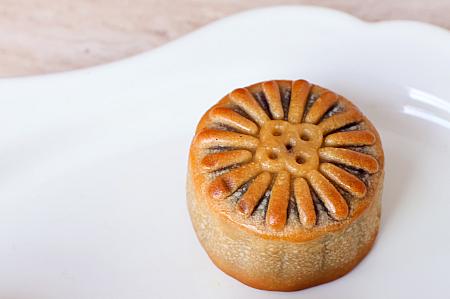 <b>紫心甘藷</b><br><u>紫芋の月餅</u><br>今年の新作月餅の1つは、台湾・彰化産の紫芋を使ったこちらです。芋本来の甘さが感じられる素朴な月餅は、きめ細やかで、ねっとりと柔らかな食感もイイ感じ♡和菓子のような味わいです。