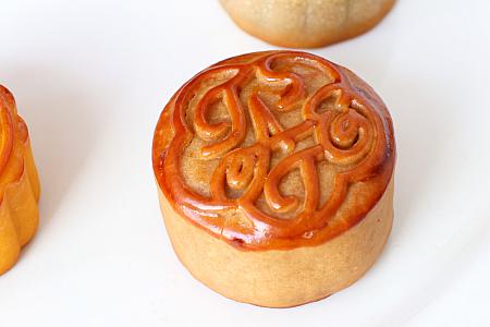 <b>秘製XO醬</b><br><u>特製XO醤月餅</u><br>蓮の実餡をベースに、XO醤を練り込んだユニークな定番月餅です。甘しょっぱさの中からピリリとパンチの効いた辛さが口の中に広がり、お菓子というよりお食事気分！？いつもの月餅と差をつけたいならぜひ！