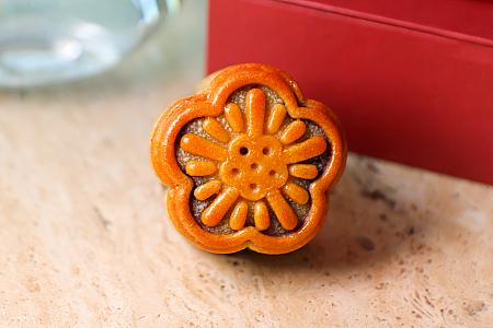 <b>桂花蜜烏龍茶</b><br><u>金木犀(キンモクセイ)ウーロン茶月餅</u><br>茶処・台湾の南投の山あいで栽培された高山烏龍茶と、金木犀の蜜を融合した2025年の新作月餅です。お茶の香りが口いっぱいに広がる幸せ～♡台湾らしさあふれる逸品です。