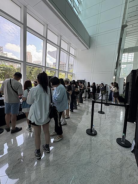 台北101の1階に特設されたグッズ販売コーナーもこの通り。ファンのみなさん、しっかり秩序を守ってお買い物中～♪
