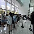 台北101の1階に特設されたグッズ販売コーナーもこの通り。ファンのみなさん、しっかり秩序を守ってお買い物中～♪