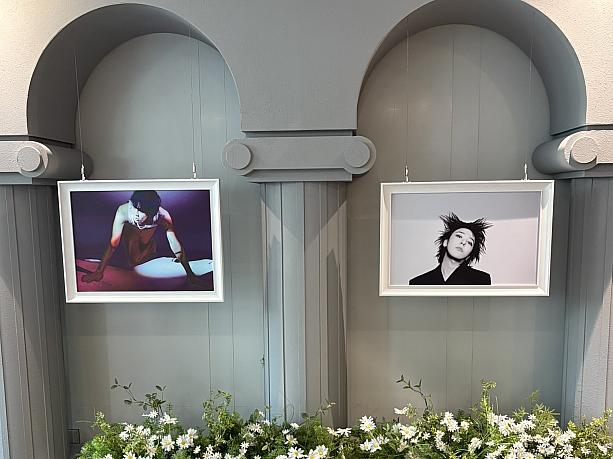 グッズ販売コーナーの横には、GDのフォト展示ゾーンがあります。