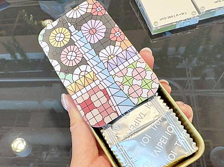 <b>第3位「台北101 涼糖」(100元)</b><br>やわらかい色合いのデザインがかわいい、メントールキャンディ缶が第3位。旅の記念にもなるし、キャンディがなくなったら、缶は小物入れとしても使えて実用的です。イラストのモチーフは、台湾のレトロな窓枠「鉄窓花」、花火、旅行の3種類。