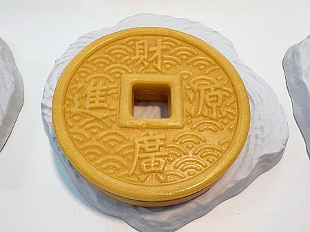 <b>第4位「台北101觀山禮盒」(880元)</b><br>老舗「大春煉皂」とのコラボ石鹸は、根強い人気!昔のお金の形を模した「山古銅幣皂」など、3種の石鹸がセットになっていて、パッケージには台北101が描かれています。もちろん、台北101限定ですよ♪