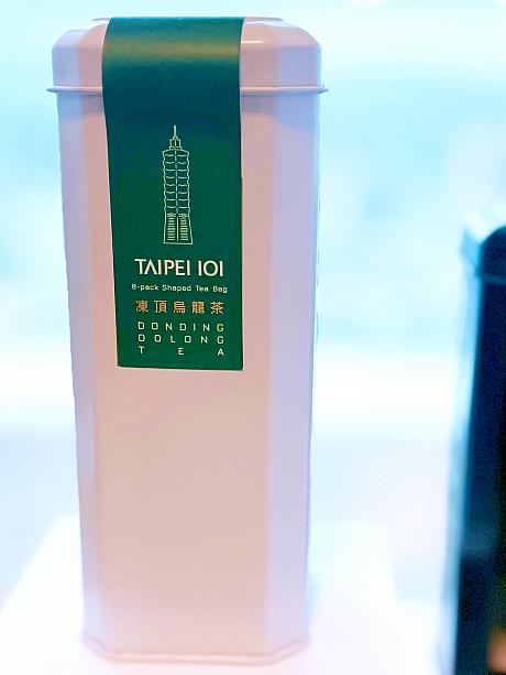 <b>第6位「台北101 客製茶包禮盒(黑/白)」(720元)</b><br>第6位は、お茶！缶の中には、台北101型のティーバッグが8個入っています。お茶は「舞鶴蜜香冷萃紅茶」「日月潭英式冷萃紅茶」「坪林呦真香冷萃包種茶」「靜岡日式冷萃煎茶」の4種類。