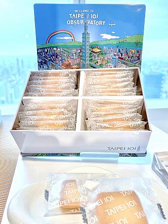 <b>第6位「台北101鐵盒餅乾-日景手繪款(牛奶/巧克力)」(580元)</b><br> 5階の展望台入口の壁に描かれている、カラフルなイラストがパッケージとなっている缶クッキー。チョコレート味とミルク味が各12枚入っています。こちらも、ばらまき用によさそう!