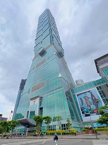 台北101が2025年度の中秋節ギフトボックスのお目見えと年間人気お土産の統計が出たよ！と聞いて、台北101にお邪魔してきました！<br>なんでも2024年1月～2025年6月の期間中に「台北101」を訪れた、数百万人の国内外の観光客による実際の販売データに基づいて、2025年度版「台北101人気お土産12品」が決定したのだとか。早速お土産ランキングを見て行きましょう！