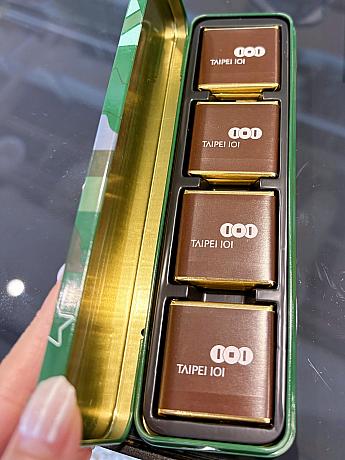 <b>第9位「台北101 鐵盒巧克力」(280元)</b><br>台北101のデザインがステキな缶の中には、チョコレートが4枚入っています。これはクリスマスバージョンでしたが、花火や花を散りばめたデザインなど、全4種があるそう。