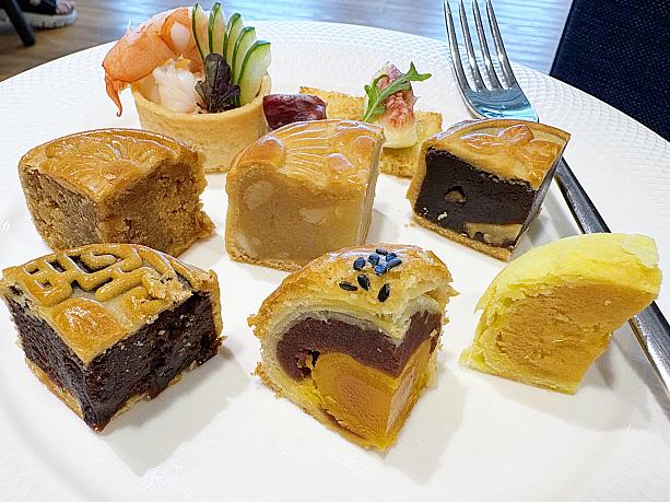 左奥から、「XO干貝烏魚子」、「夏威夷豆蓮蓉」、「紅棗桂圓泥核桃」、左手前から「紅棗桂圓」、「菠蘿蛋黃酥」、「奶黃流心酥」。