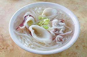 イカ本来のうまみにうなる「葉家小卷米粉」はグルメストリート國華街の中でも随一の人気店！