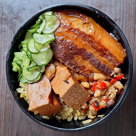 龍山寺近くの「一甲子餐飲」は忙しくても親切！焢肉飯と刈包でお店自慢の豚の角煮を堪能して♡