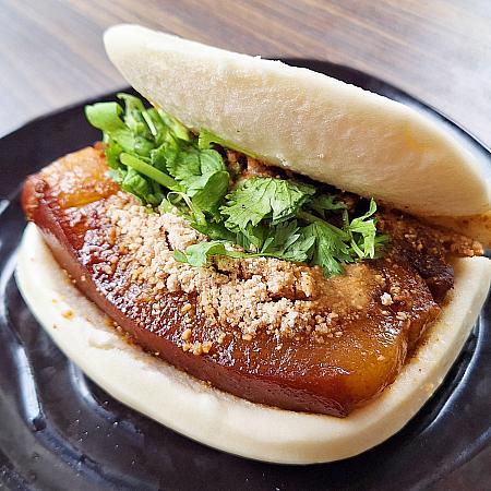 龍山寺近くの「一甲子餐飲」は忙しくても親切！焢肉飯と刈包でお店自慢の豚の角煮を堪能して♡