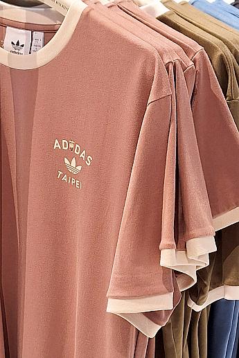 これだけではありません。Tシャツもさりげなくタピオカミルクティーをアピール！しかも色が豊富～♪