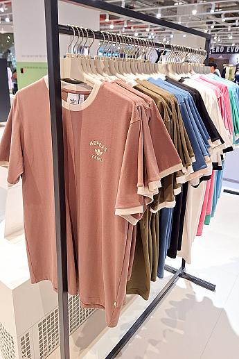 これだけではありません。Tシャツもさりげなくタピオカミルクティーをアピール！しかも色が豊富～♪