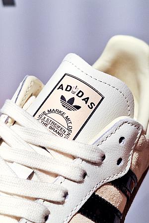 しかもよく見ると……「ADIDAS」の「I」がタピオカミルクティーのイラストになっているだけでなく……