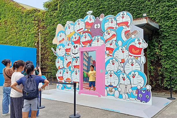 イベント会場前にはフォトスポットも。多くの人が記念写真を撮影していますよ～！