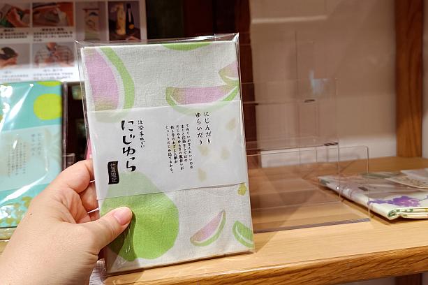 台湾土産と言えば、展示エリア以外にもショップがいくつかあるので、色々見てみてください。素敵なグッズにたくさん会えます。その中でおすすめしたいのが、ナビママに送って喜んでもらえた「にじゆら」のピンクグァバ柄手ぬぐい！これは「小器生活」で取り扱っています。