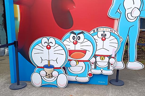 台湾で開催されるということは……台湾限定のドラちゃんがいるということ♡タピオカミルクティーをおいしそうに飲んでいるドラえもん、かわいすぎるやろ～！